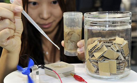 Desarrollan baterías flexibles hechas de pulpa de madera